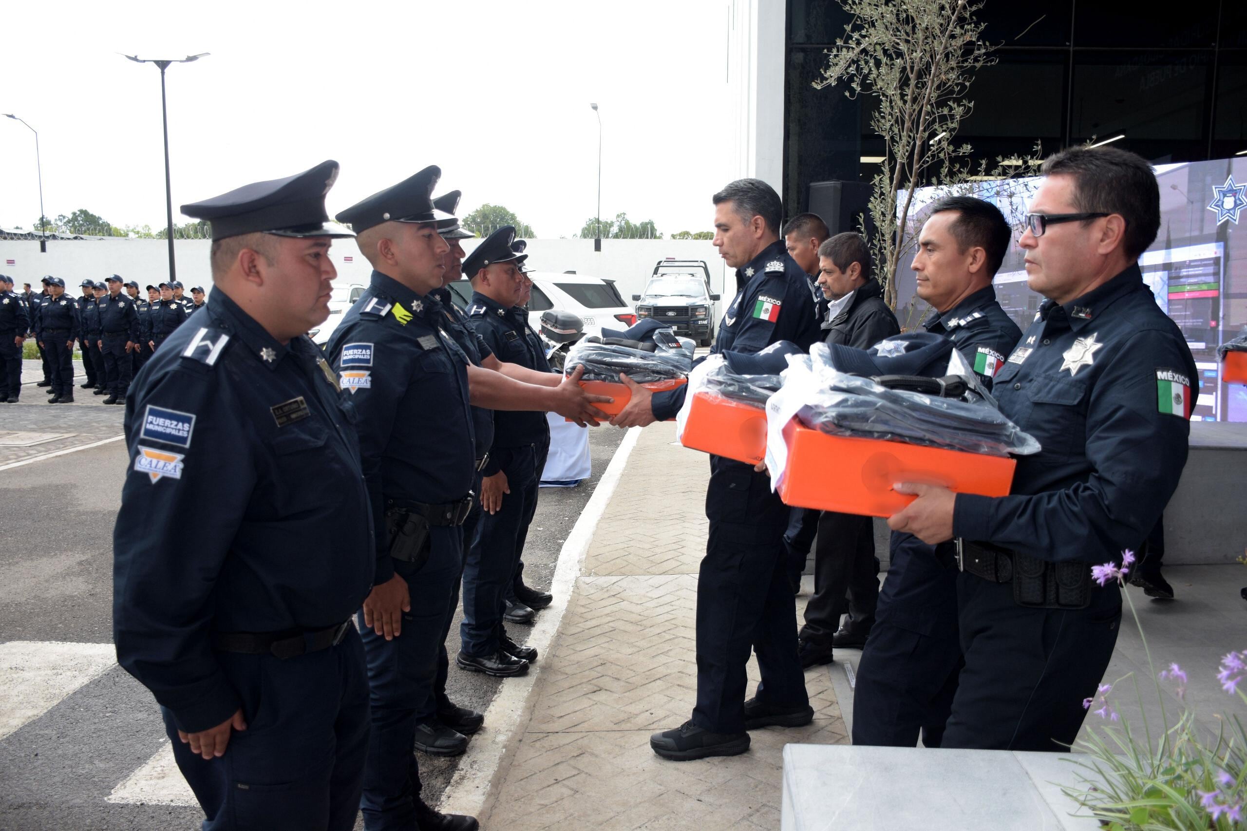 SSC entrega nuevos uniformes a Policía de Puebla