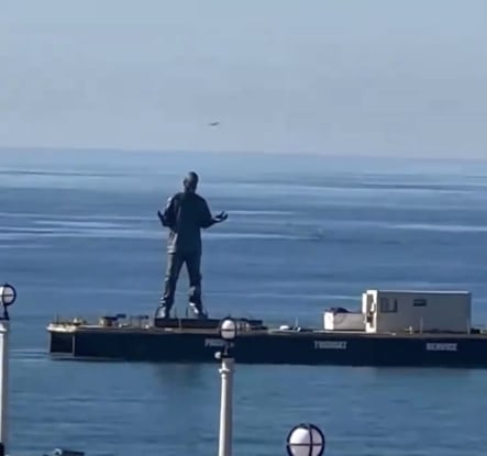 Estatua gigante de famoso rapero