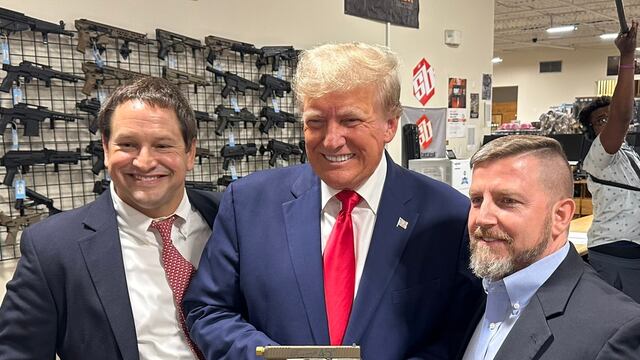 Donald Trump se detuvo en una tienda de armas en Estados Unidos: quiere comprar una