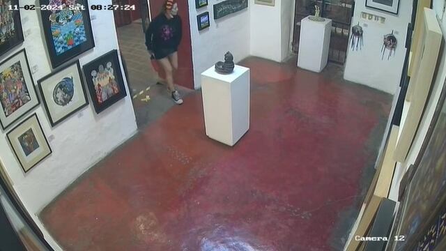 Turista es captada orinando dentro de la galería La Mano Mágica, en Oaxaca.