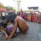 Perrito callejero protege y consuela a Jesús de Nazaret en viacrucis de Guatemala
