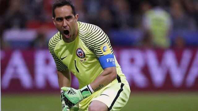 Claudio Bravo ataja con Chile.