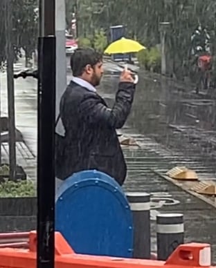Hombre triste bajo la lluvia