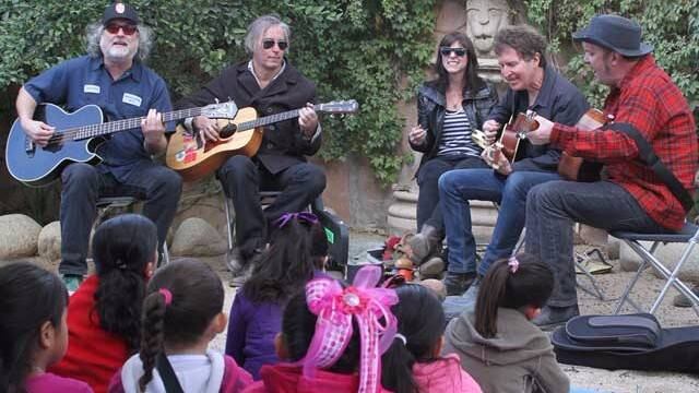 Peter Buck realiza un festival con el que apoya a niños pobres de BCS.
