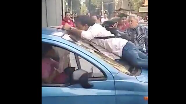 Varias personas agredieron a la conductora.