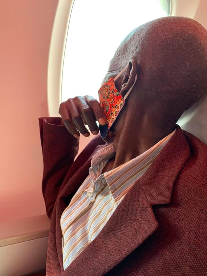 Wilson Dhabangi mirando en la ventanilla del avión