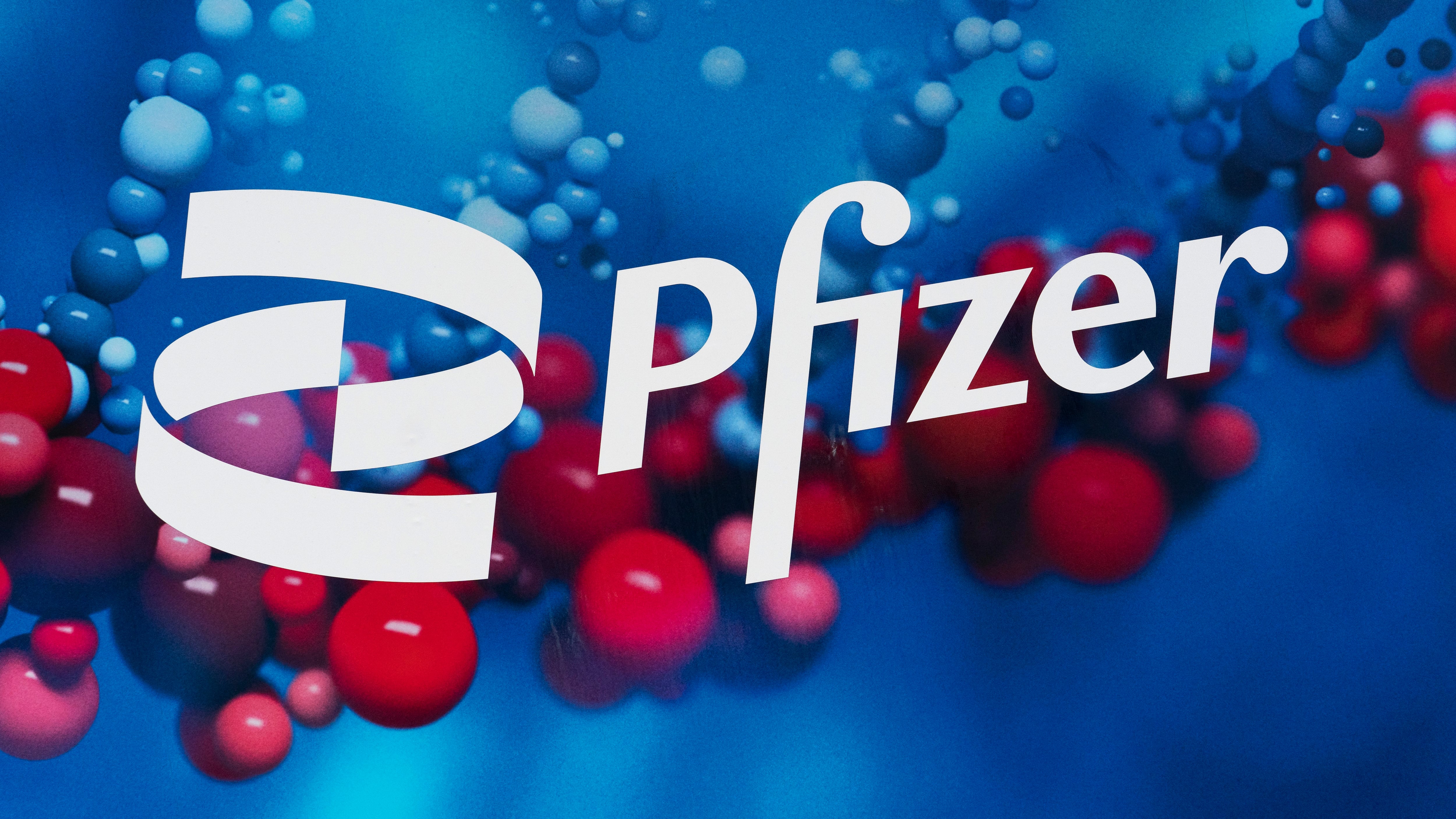 Vacuna Covid-19 de Pfizer: Le crecieron los senos a una mujer que se la aplicó