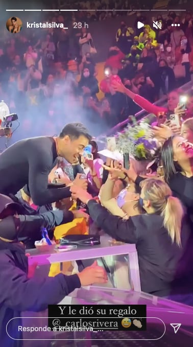 Carlos Rivera le da regalo a quinceañera que festejaba en su concierto