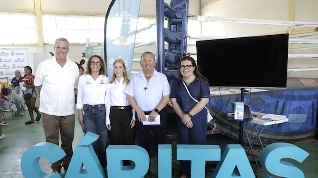 Mega Brigada de Escobedo lleva alimentos y servicios a Alianza Real.
