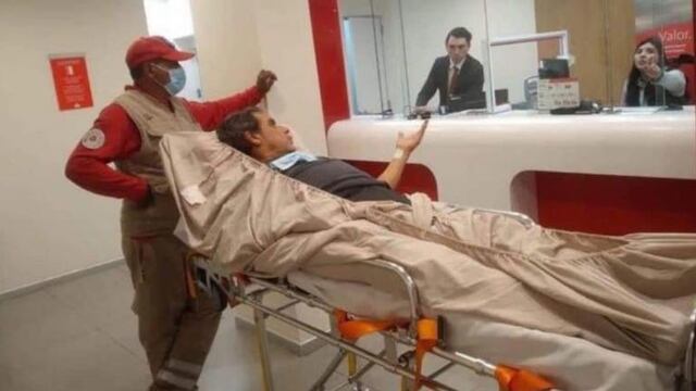 Hombre acude en camilla a realizar trámite en Santander de Tlalnepantla, Estado de México