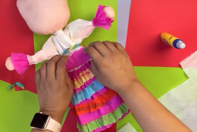 Muñeca Lele de papel crepé