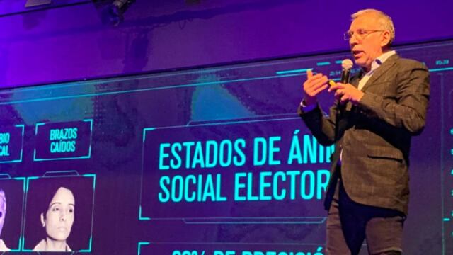 “Hoy el elector está empoderado, pero también está encabronado; tiene más información, pero también más desinformación; sabe bien qué no quiere, pero rara vez sabe qué sí quiere”, comentó Rafael Carreón en su intervención.