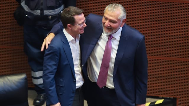 Ricardo Anaya, senador y coordinador de la bancada del PAN, se abraza con el líder del grupo parlamentario de Morena en el Senado, Adán Augusto López