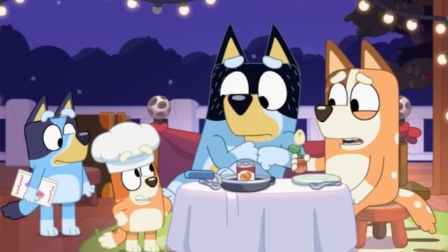 Bluey y Bingo juegan a atender un restaurante