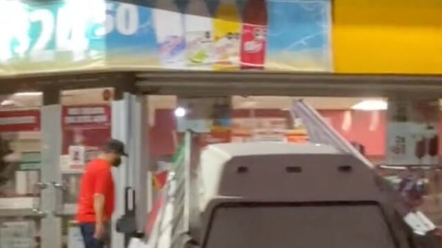 Oxxo se convierte en antro