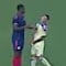 Jugador de Chicago Fire le da tremenda cachetada a Alejandro Zendejas en pleno partido