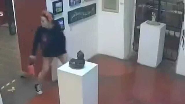 Turista se orina en Galería de Arte Mano Mágica de Oaxaca