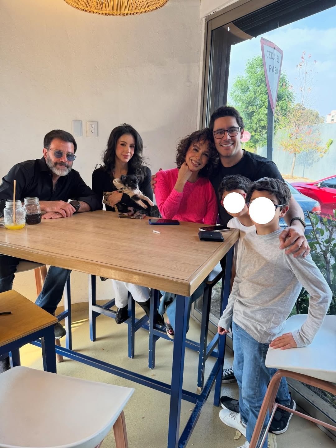 Familia de Biby Gaytán le celebra su cumpleaños.