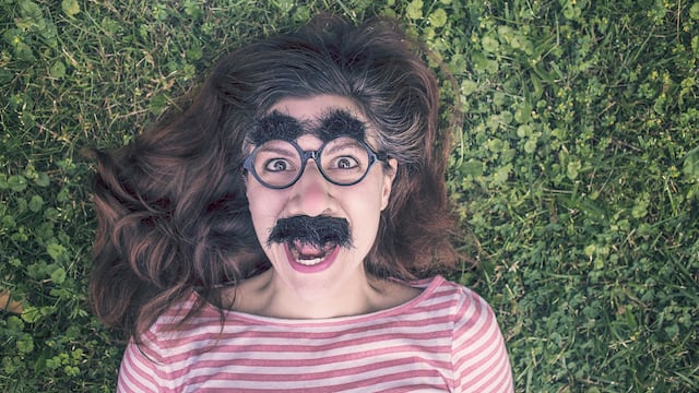 Una mujer resultó con cuatro cejas en su rostro tras un lamentable tratamiento de microblading.