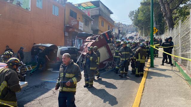 ¿Qué pasó en Magdalena Contreras? Vuelca camión de bomberos en calle Polini, colonia Atacaxco
