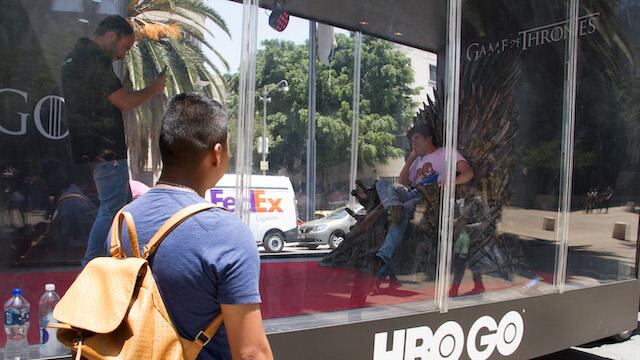 Un aficionado a la serie posa en una reproducción del Trono de Hierro colocada en la Plaza de la República, en CDMX.