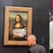 Hombre que lanzó pastel a la Mona Lisa es enviado al psiquiatra