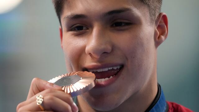Osmar Olvera con su medalla de bronce en París 2024.