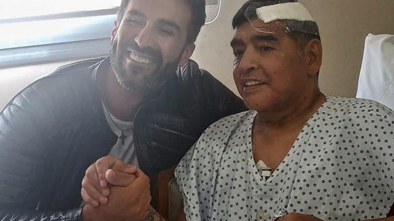 Médico de Diego Maradona habría falsificado su firma