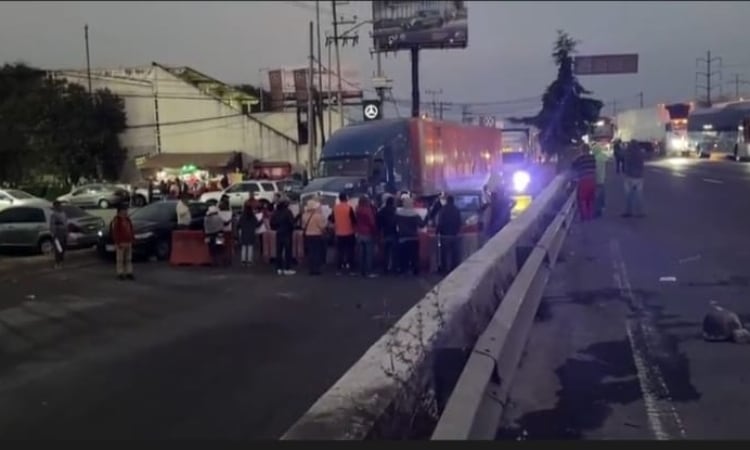 Autopista México-Toluca: Bloqueo en Volkswagen Lerma y accidente de tráiler destrozó varios carros