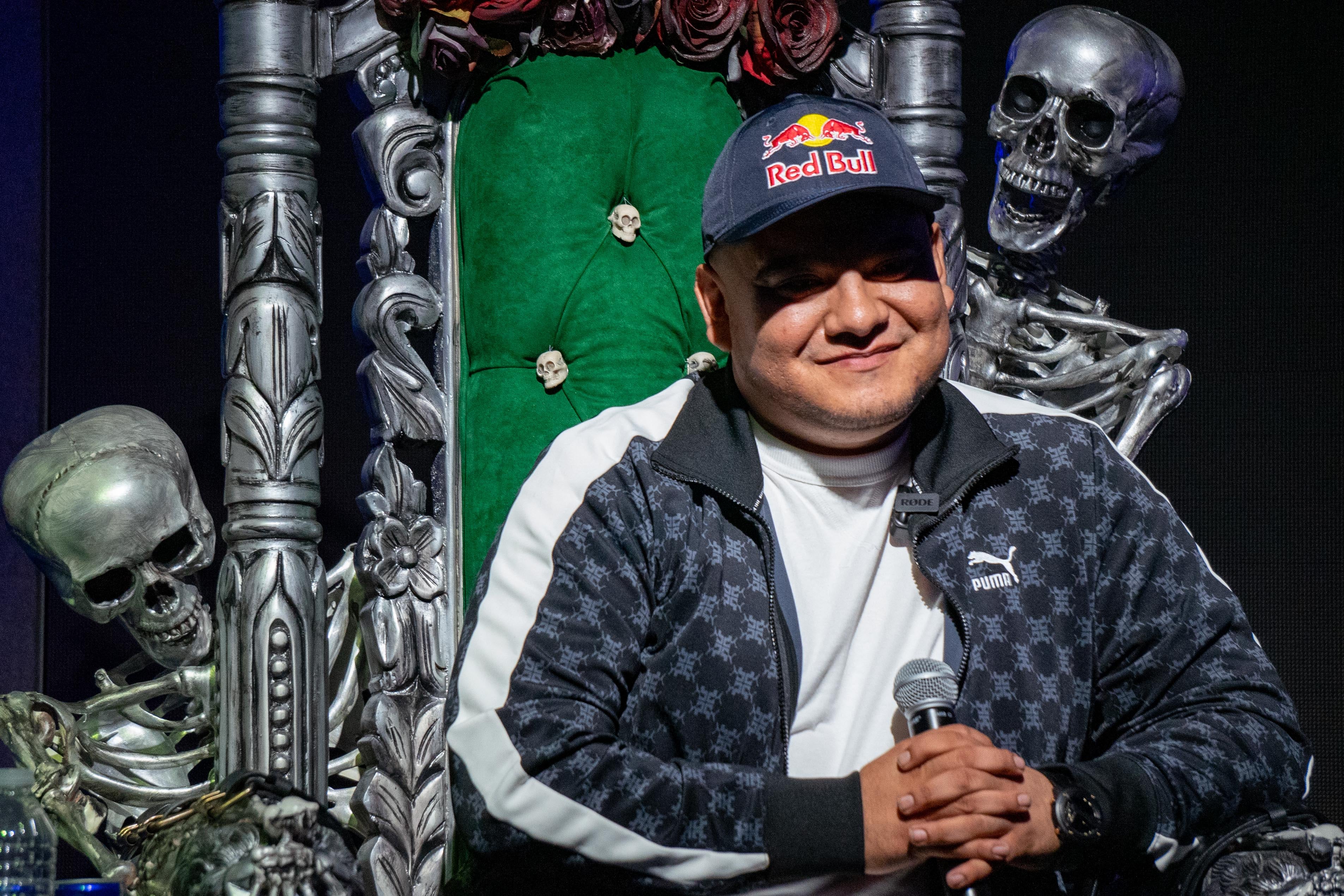 Aczino en conferencia de prensa el 8 de febrero de 2023 en la CDMX