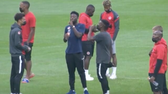 Alphonso Davies practicó un festejo por si anota en el Estadio Azteca