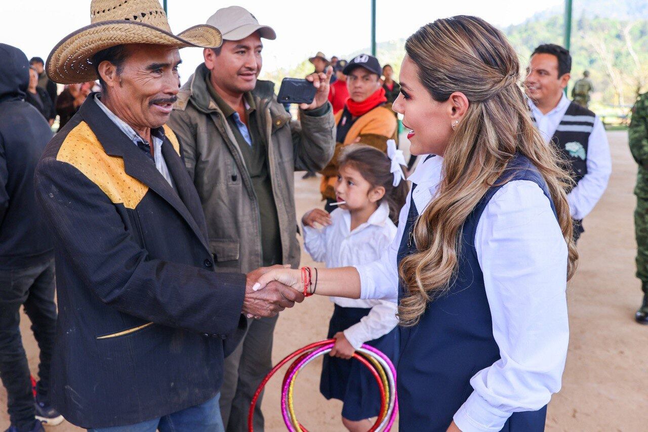 Evelyn Salgado con habitantes de El Durazno