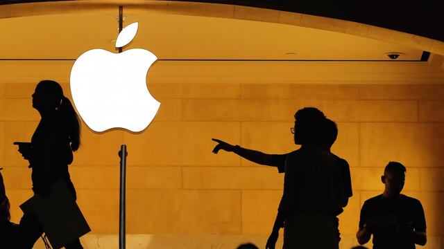 Personas caminan frente a un logotipo dentro de una tienda de Apple en la estación Grand Central de Nueva York.
