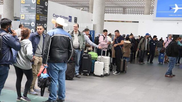Pasajeros en AICM.
