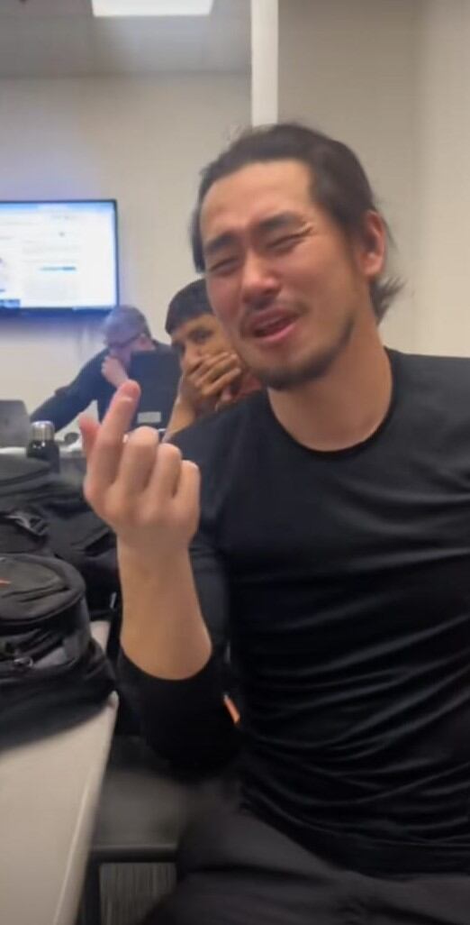 Japonés probando papas con valentina