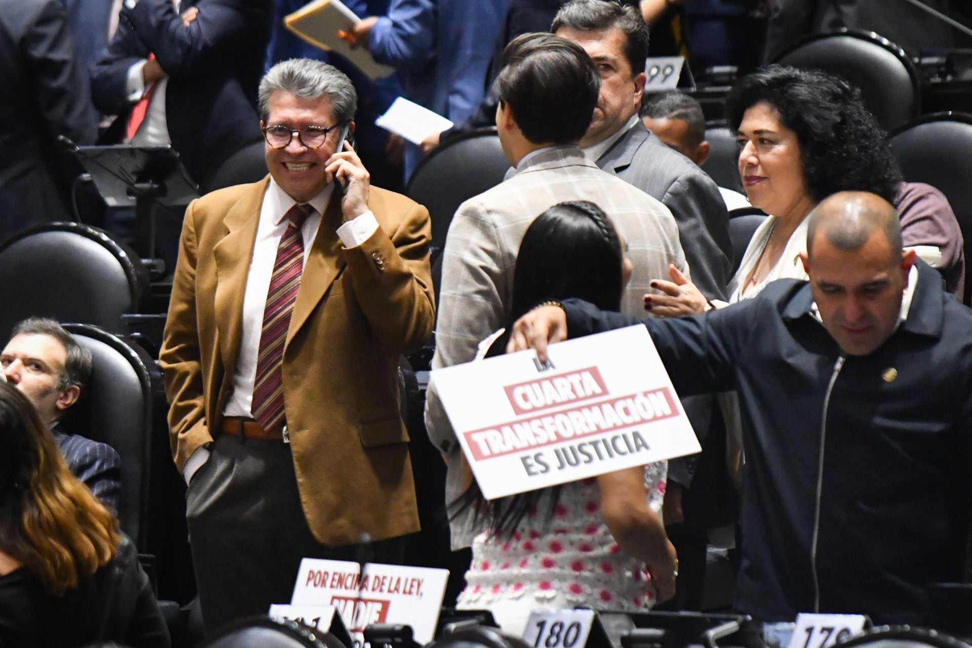 Monreal reconoce Ley de Amparo va dedicada a empresarios "mañosos"