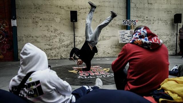 Jóvenes practican breakdance.