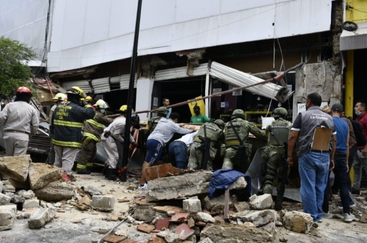Atienden derrumbe en zapatería