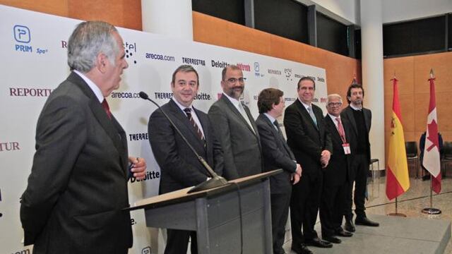 Jordi Pelfort, presidente de la División Hotelera de Sunwing Travel Group recibió el premio a nombre de Stephen Hunter