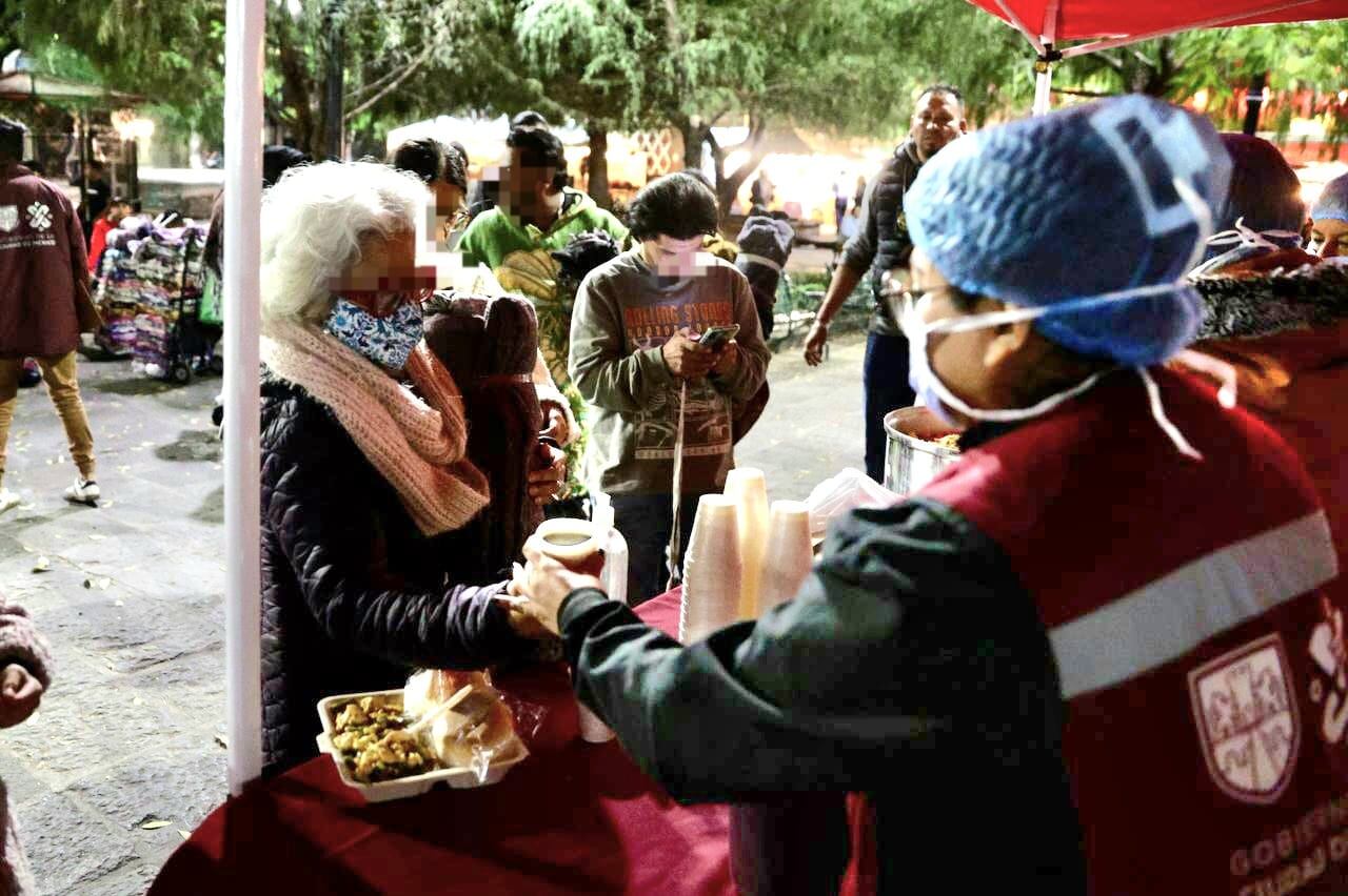Coyoacán entrega cobijas y alimentos a personas vulnerables