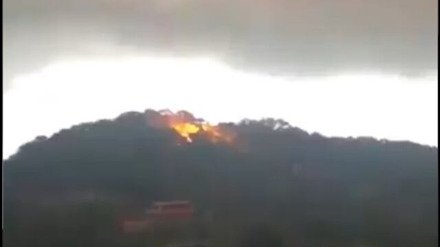 En Hidalgo, captan una extraña luz roja en una nube de tormenta