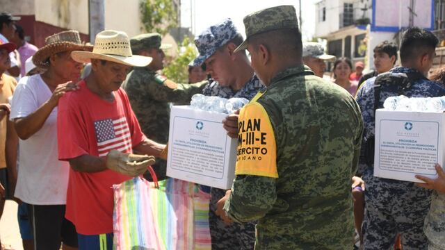Sedena hace entrega de despensas a damnificados en Acapulco