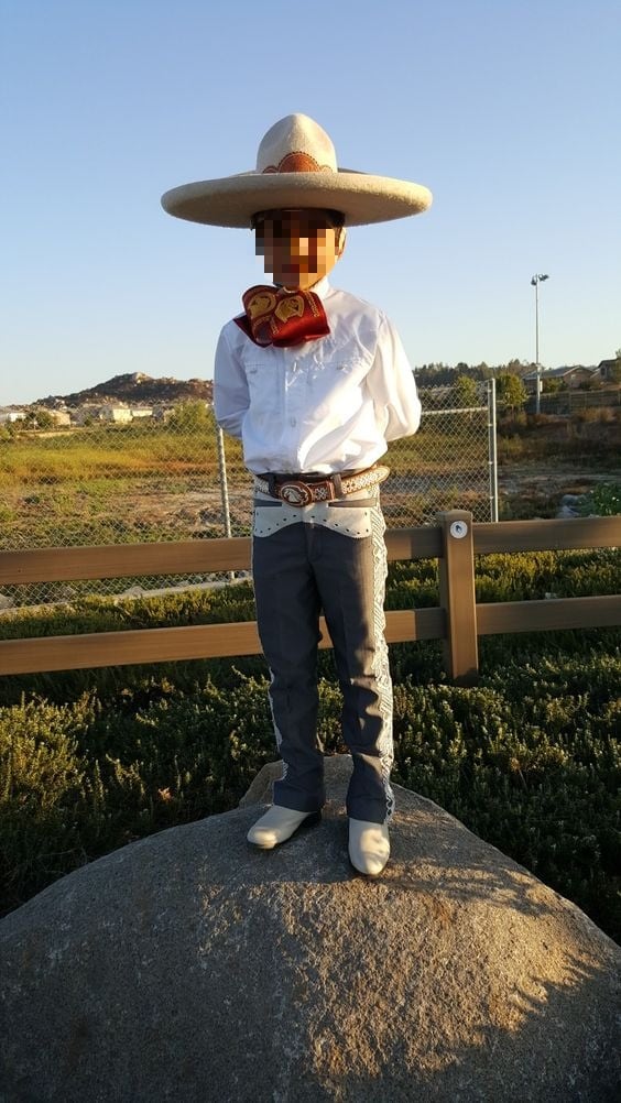 Niño con traje de charro