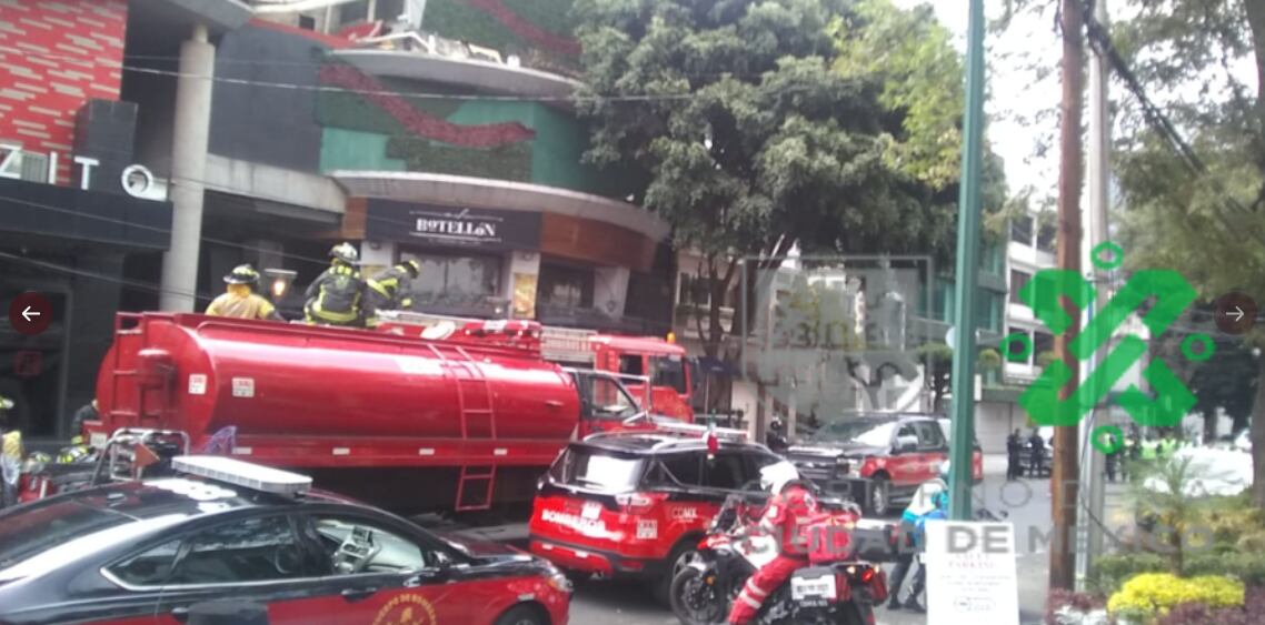 Cuerpos de emergencia maniobran en la zona para extinguir las llamas.