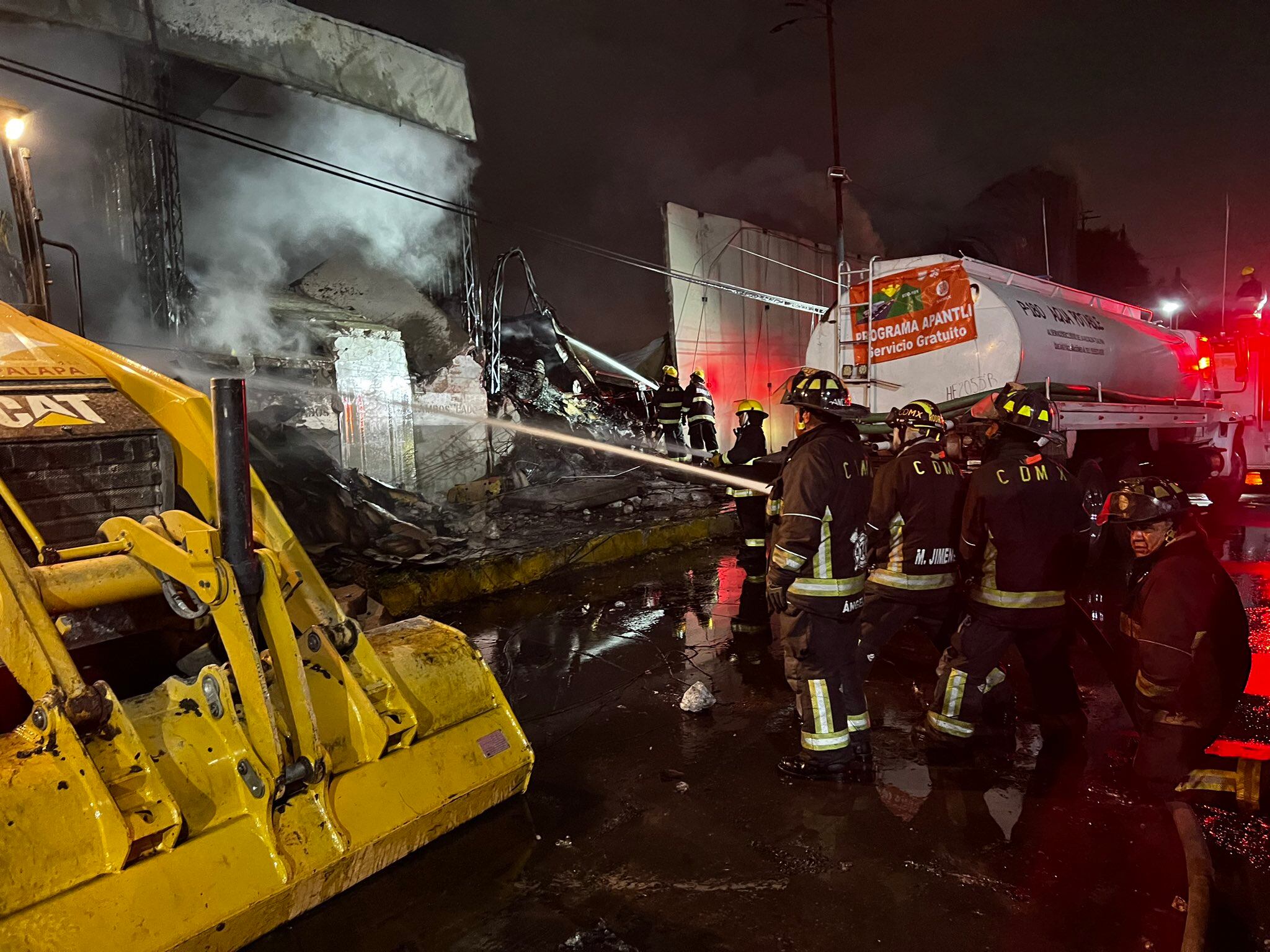 Bomberos sofocan incendio en la Central de Abastos CDMX