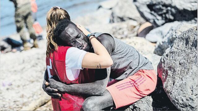 Luna abraza a migrante africano