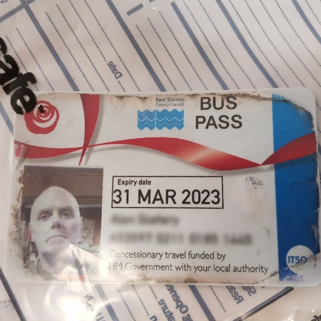 Intenta robar con una nota mal escrita, no lo logra.