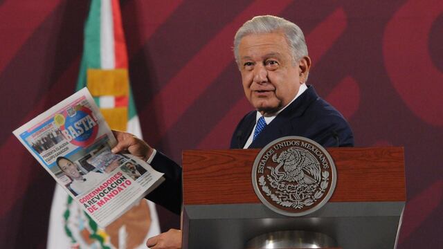 Andrés Manuel López Obrador, presidente de México, muestra la portada de un periódico donde Claudia Sheinbaum aparece