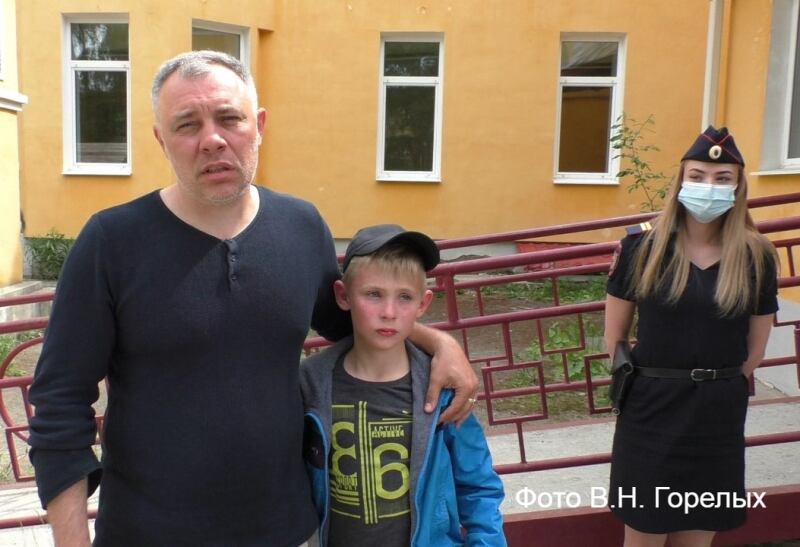Kirill y su padre, después de ser encontrado en el bosque.