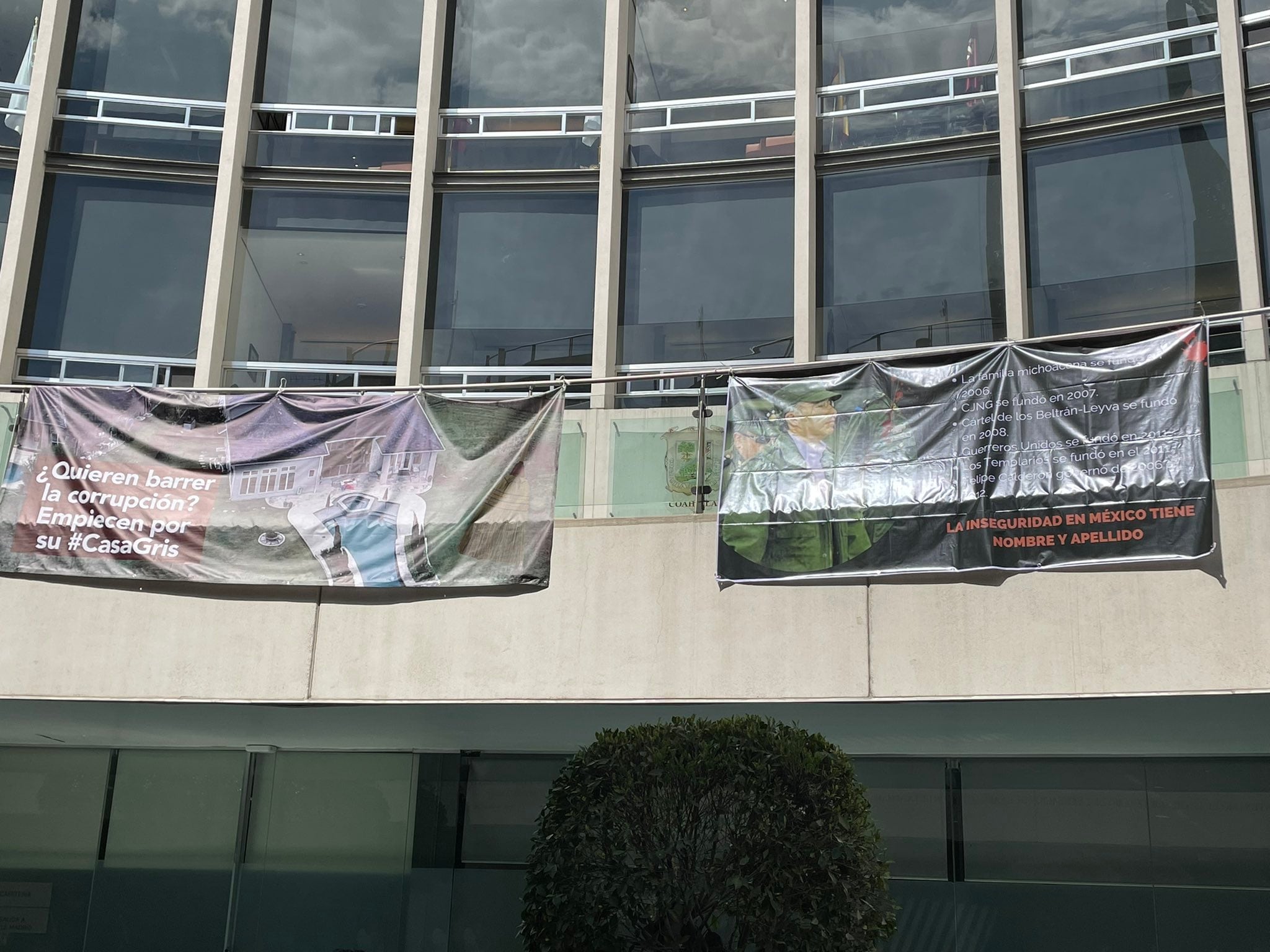 Manta en repudio a Felipe Calderón